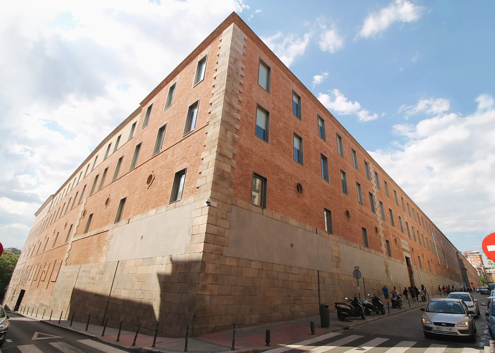 Patio y fachada barroca del Centro Cultural Conde Duque de Madrid