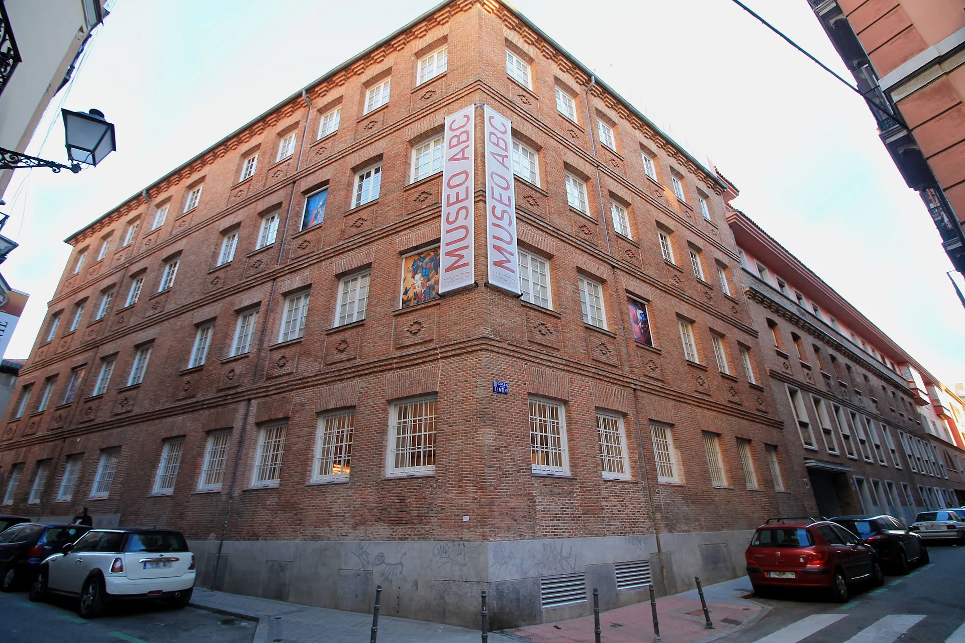 Fachada del Museo ABC de Dibujo e Ilustración en Madrid