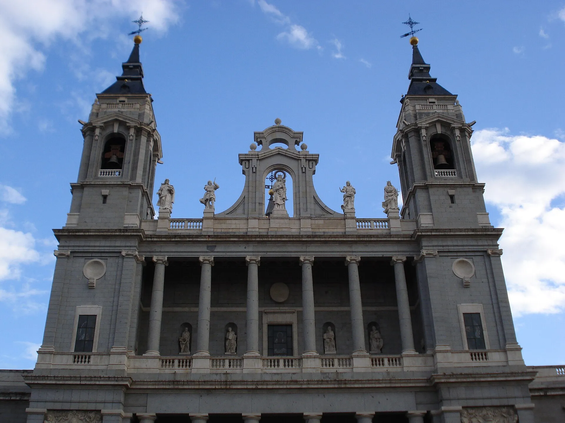 Fachada principal de la catedral de la Almudena en Madrid