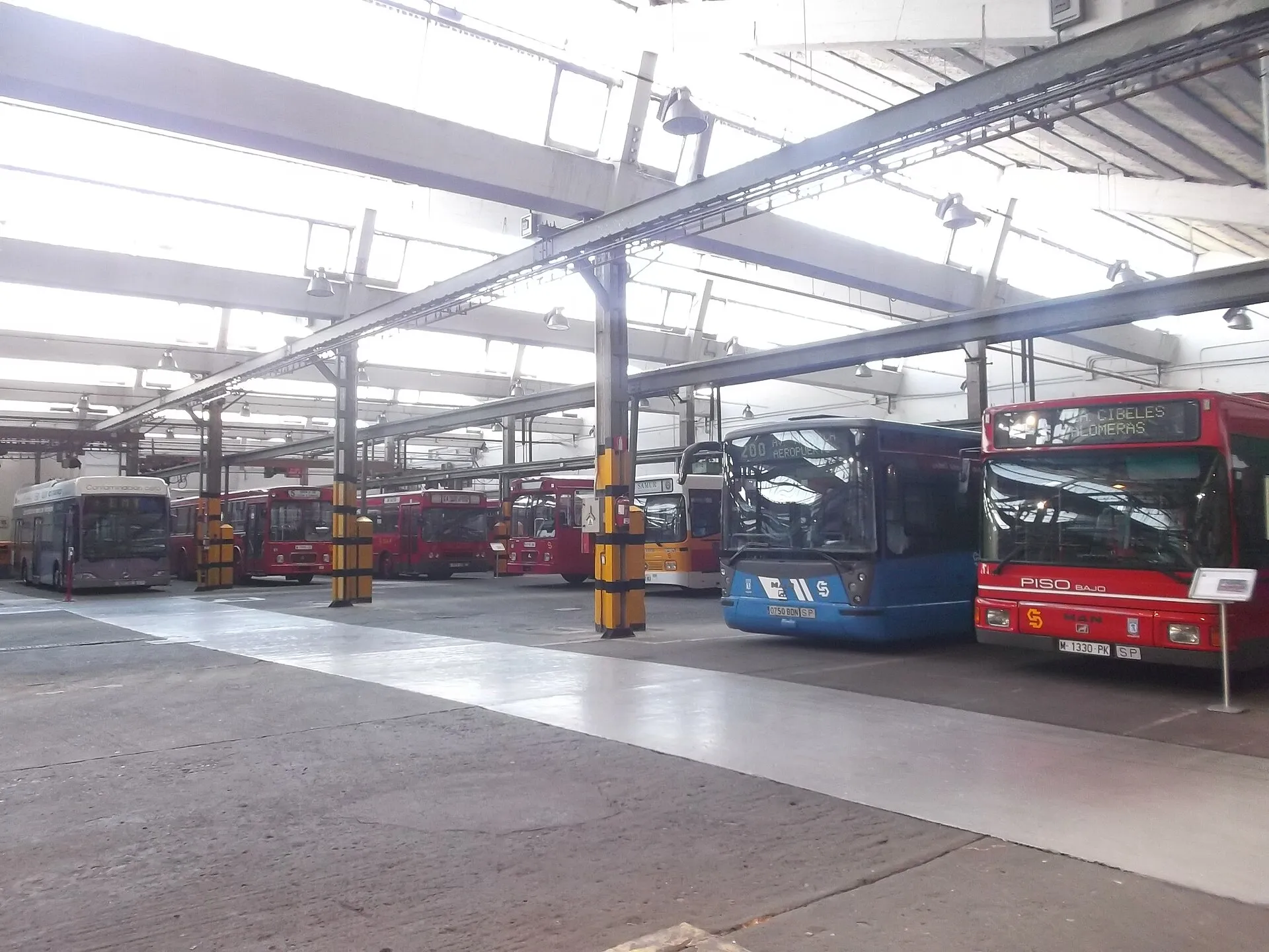 Autobuses y tranvías históricos en el Museo de la EMT de Madrid