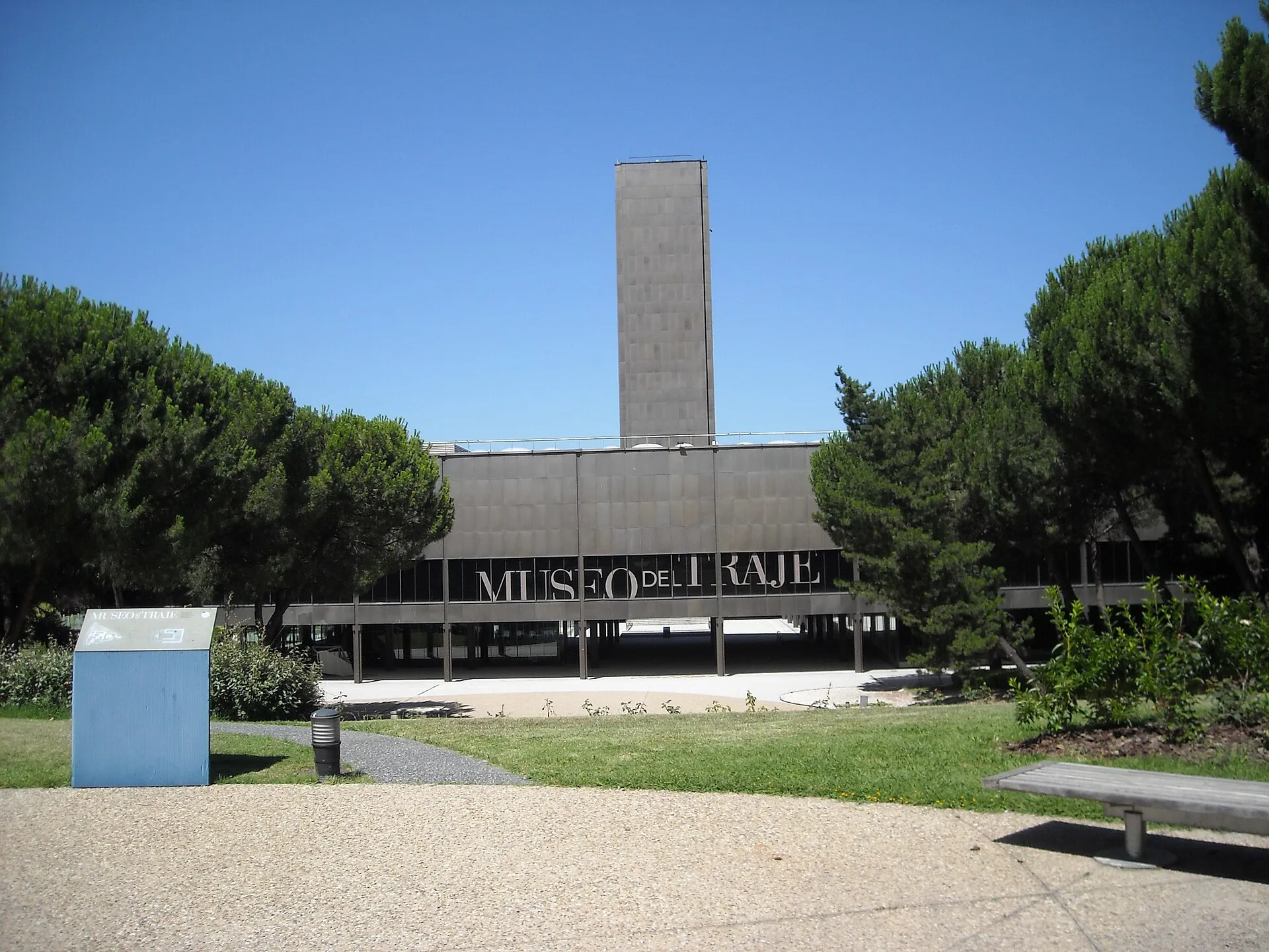 Edificio del Museo del Traje en la Ciudad Universitaria de Madrid