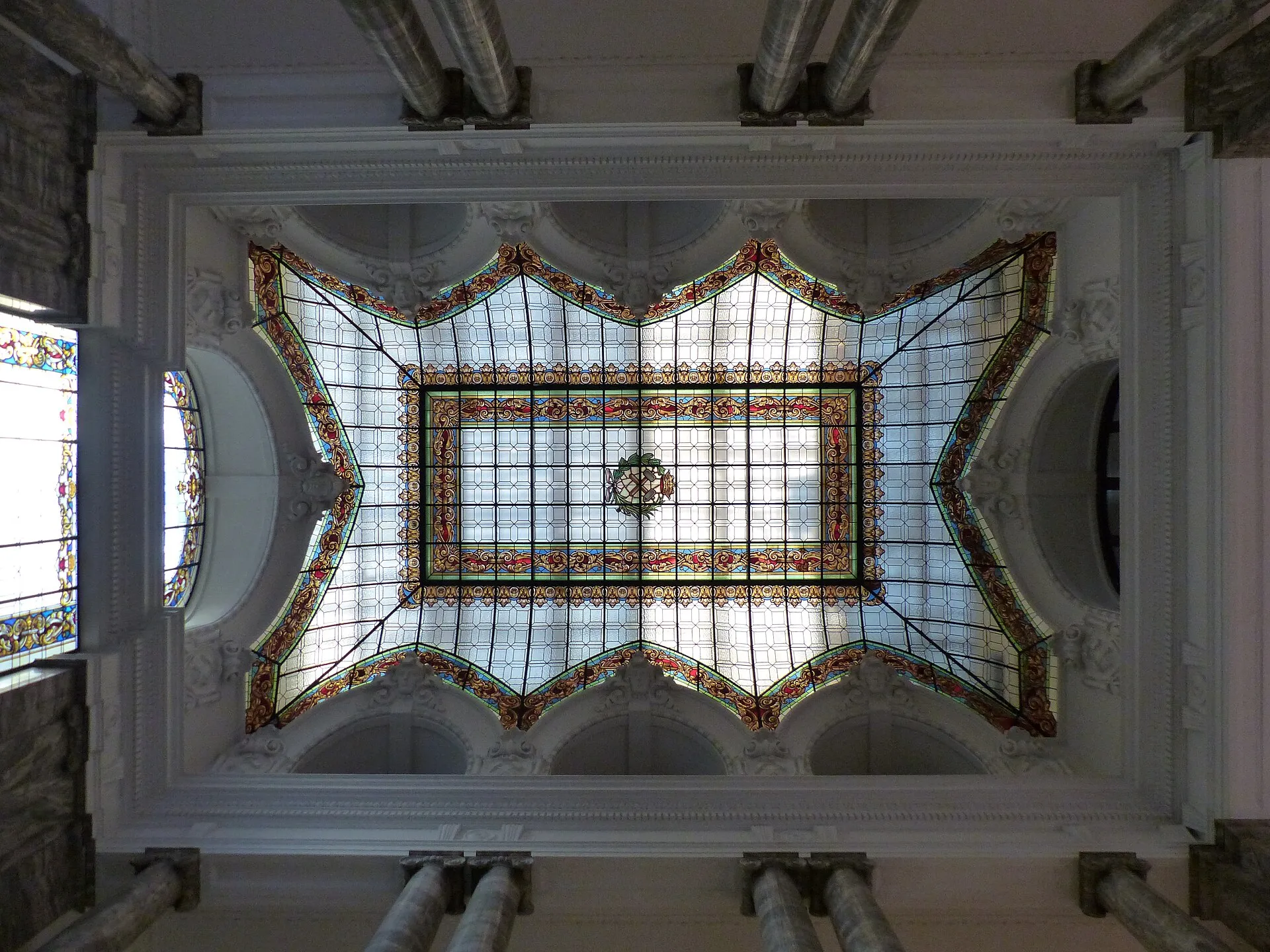 Sala principal del Museo Geominero con vitrinas de minerales