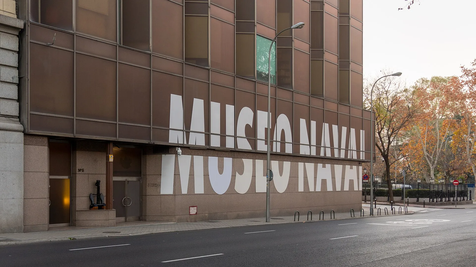 Edificio del Museo Naval junto al paseo del Prado en Madrid