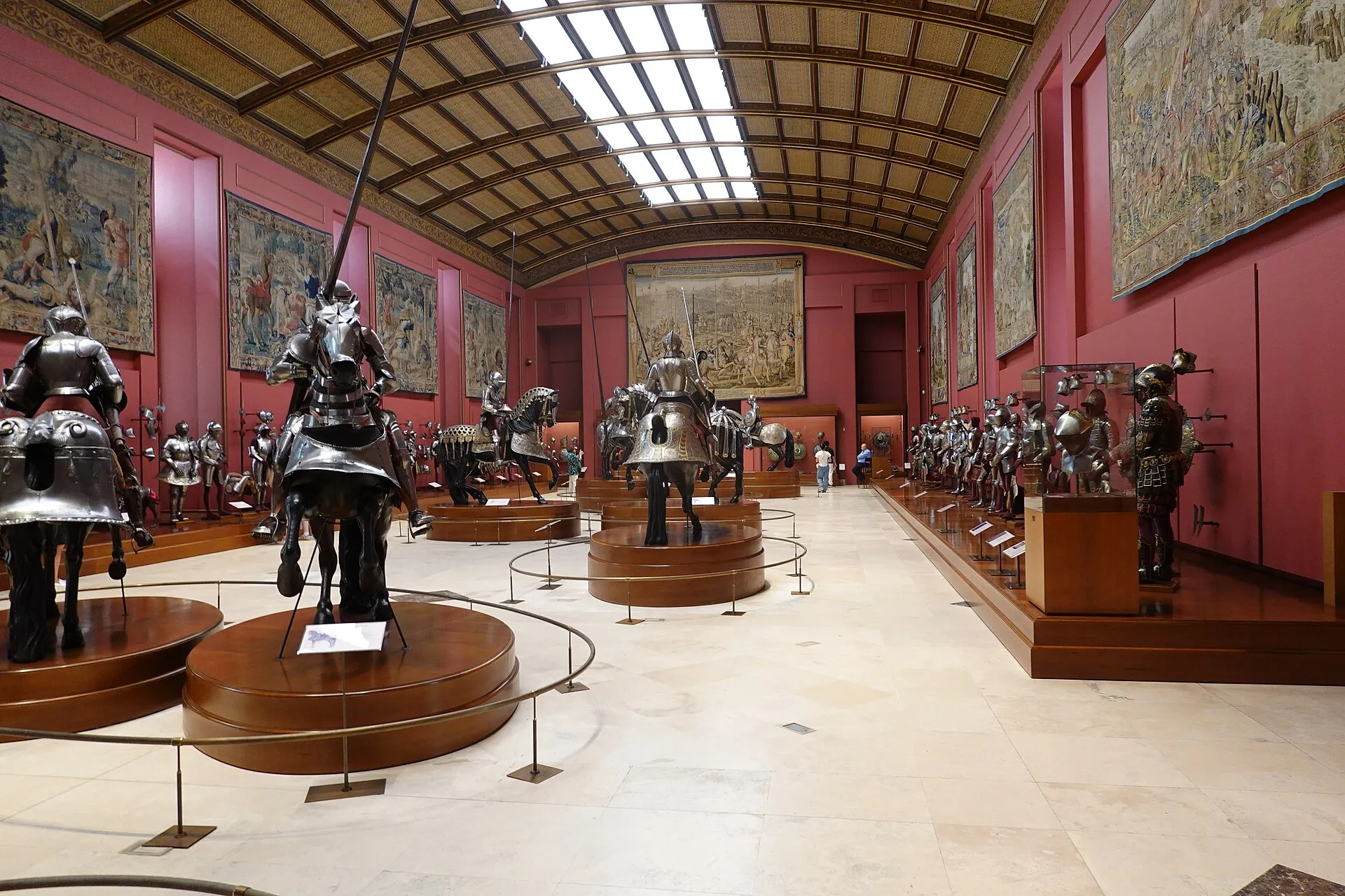 Armaduras expuestas en la sala de la Real Armería de Madrid