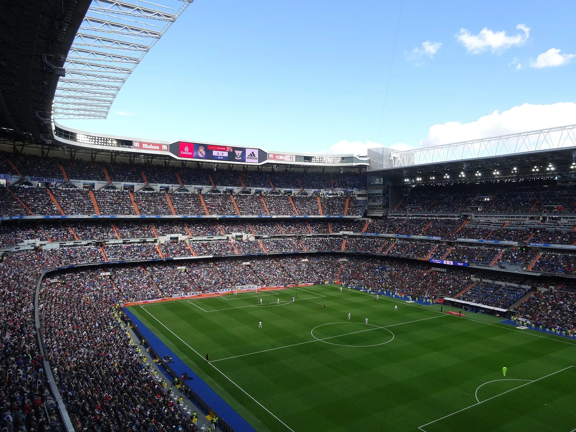 Exterior del estadio Santiago Bernabéu en Madrid